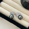Brincos de Pérola em Formato de Pétala com Microincrustações Estilo Francês para Mulheres, Elegantes e Exquisitos, Brincos Únicos com um Toque de Nicho, Luxo Leve e Sensação de Alto Padrão