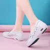 Zapatos cómodos de enfermera para mujer de verano, de suela blanda, antideslizantes, transpirables, versátiles, con amortiguación de aire, resistentes al olor, de suela plana, de suela gruesa, zapatos de un solo color