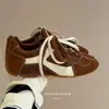 Zapatillas de entrenamiento alemanas para mujer de ante suave y cuero, con bloques de color, nuevo lanzamiento Otoño/Invierno 2026, zapatillas casuales retro con cordones, zapatillas versátiles, estilo Forrest Gump