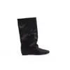 Produção na fábrica em andamento! Sapatos estilo igual ao da Mãe Uva, bico quadrado, com aumento de altura interno, modelagem solta, calça de moda plissada, botas de cano médio