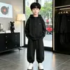 Conjunto de dos piezas de otoño texturizado para niños con capucha, pantalones deportivos tipo jogger holgados para niños mayores, atuendo deportivo versátil para la escuela