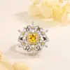 Anillo de Flor Seis Pétalos Retro Amarillo Diamante Imitación Moissanita Popular en Transmisión en Vivo de Douyin Tendencia Lujo Accesible Anillo de Mujer de Gama Alta