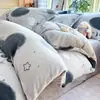 Juego de Cuatro Piezas de Leche Polar de Invierno con Funda Nórdica de Polar Añadida Juego de Tres Piezas para Dormitorio Infantil Sábana Cálida Ropa de Cama de Coral