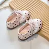 Sapatos de princesa de bolinhas para meninas, coleção primavera/outono 2026, sapatos de caminhada com sola macia, sapatinhos de couro fofos estilo coreano, sapatos Mary Jane para bebê