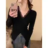 Blusa Feminina Plus Size com Patchwork de Renda Cruzada de Manga Longa, Design Estiloso para Primavera e Outono 2025, Camiseta com Decote V e Ombro Normal