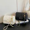 Bolsa Feminina Moderna Leve Luxo Toque de Alto Padrão Pequena Quadrada Bolsa Transversal Feminina Pequena Bolsa Feminina Estilo Coreano Nicho Bolsa com Corrente de Malha de Diamante