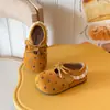 Sapatos de couro estilo Birkenstock para meninas, modelo novo primavera e outono 2026, sapatos de couro com bolinhas de sola macia para meninas, sapatos para bebê andar