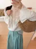 SE26 nueva camisa blanca de principios de otoño, estilo elegante francés, plisados de acordeón, mangas acampanadas, blusa bordada floral con cuello mao para mujer