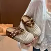 Zapatos Birkenstock de Suela Gruesa con Plataforma Interior para Mujer, Zuecos Cerrados para Exteriores, Nuevos Sandalias de Malla Hueca Tejida Verano 2026