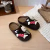 Pantuflas para niña para usar en exteriores 2026 Otoño Nuevo Estilo Niños Pantuflas Birkenstock de Punta Cerrada para Niños Medianos y Grandes Sandalias Slip-ons Medias Pantuflas