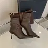 Botines de tacón alto de alta calidad en color marrón con estampado de lichi para mujer, nuevo estilo europeo y americano 2026, punta fina, tacón delgado, botas de moda ajustadas