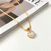 Nueva Cadena para Clavícula con Forma de Corazón de Concha Blanca de Lujo Accesible Lele Jewelry Cadena de Hueso de Serpiente de Acero de Titanio que No se Desvanece Collar Elegante de Nicho