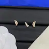 Pendientes de botón con letras y logo de marca de lujo europea y americana transfronteriza, versión de alta gama nueva, pendientes de trébol de cuatro hojas con aguja de plata para mujer, venta al por mayor