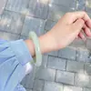 Fabricantes nuevos al por mayor material extranjero pulsera de jade azul y blanco de Xinjiang para mujer banda ancha redonda términos imitación jade Hetian pulsera de agua soleada
