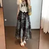 Vibe Artística: Lenço de Seda Paisley, Malha de Linho, Saia de Linho Tencel com Gradiente em Tom Café Lavado a Tinta H052513