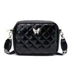 Bolso de mano para mujer con patrón de diamantes y decoración de mariposas estilo coreano, bolso de cámara moderno con correa ancha, bolso cruzado para el día a día del commuter, al por mayor