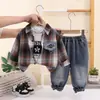 Conjunto de Moda Infantil Primavera/Outono 2026 Novo Estiloso Menino Estilo Coreano Xadrez Retrô Camisa Conjunto de Três Peças Tendência