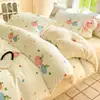 Nuevo juego de ropa de cama de cuatro piezas de grado A para 2026, seguro para bebés, con forro de felpa, engrosado, de terciopelo de leche y suave, cálido, con un estampado fresco y ligero para uso doméstico