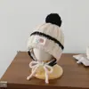 Gorro de lana con pompón estilo coreano para niños, moderno y versátil, con diseño de oso de retazos, gorro de punto para abrigarse al aire libre y proteger los oídos, gorro sin cierre para niños