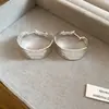 Pendientes Redondos Plisados con Aguja de Plata Electrochapada en Oro Real de 18 Quilates, Pendientes de Lujo Ligero de Gama Alta, Pendientes de Moda de Nicho Estilo Europeo y Americano