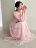 Nueva colección de verano estilo francés: un vestido ajustado, adelgazante, de longitud media en un delicado estampado floral rosa, con cintura ceñida y una superposición de malla transparente