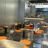Conjunto de Mesa y Sillas Estilo Lujo Ligero Famoso en Internet para Restaurante de Fideos con Cabina de Acero Inoxidable, Combinación de Banco Largo, Mesa Pequeña Estilo Industrial con una Mesa y Dos Sillas