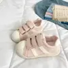 2026 Novo Outono Sapatos Plataforma de Solado Grosso para Dedão do Pé Feminino Adesivo Mágico Aumentador de Altura Versátil Sapatos Brancos Casuais Versáteis Sapatos de Pão