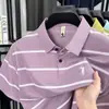 Camiseta de Hombre de Manga Corta de Seda de Hielo Rayada 2026 Verano Nuevo Estilo Logo de Caballo Bordado Bloques de Color Cuello Camisero Polo de Hombre Venta al por Mayor