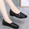 Sapatos confortáveis de camada única com furos respiráveis vazados, sapatos femininos novos para o verão 2024, couro macio, versáteis, para mães de meia-idade e idosos