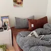 Juego artístico y minimalista de cuatro piezas a rayas de terciopelo de leche para otoño e invierno, con una funda de edredón de forro polar de coral engrosada, cálida y de doble cara, y un juego de sábanas de tres piezas