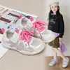 Zapatos deportivos para niños ligeros y elegantes, 2026 para niñas de malla transpirable versátiles de verano suela blanda nuevos zapatos de entrenamiento para niños