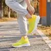 Tênis esportivos leves para corrida para casal plus size, sapatos tipo meia versáteis da moda masculina, sapatos de malha respirável fly-knit femininos