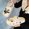 Pisar excremento se siente como zapatos con agujeros para mujer, sandalias de playa de verano de punta cerrada, zapatillas de media punta para hombre, ropa de exterior 2026, nuevo antideslizante, suela gruesa