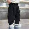 Calças de Barra Curva para Meninos Outono e Inverno 2026 Novo Estilo Estilo Coreano Calças Esportivas Infantis Frescas e Estilosas para Primavera e Outono