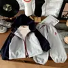 Conjunto Esportivo Estilo Menino 2025 Outono e Inverno Novo Estilo Jaqueta com Capuz Casual e Calça de Moletom Conjunto de Duas Peças para Crianças Pequenas e Médias Meninos e Meninas
