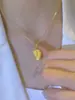 Collar con colgante de durian con diseño de moda de nicho galvanizado en oro real para mujer, collar de durian de lujo ligero con temperamento rojo neto y sin olvido.