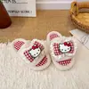 Novas e fofas pantufas de pelúcia do gato KT para meninas, confortáveis para uso doméstico, estilo inverno, com design de tira única