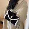 Este ano, a bolsa pequena popular feminina outono e inverno combinando 2023, nova bolsa mensageiro com corrente retrô fosca, pequena bolsa quadrada peluda