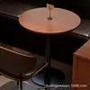 Restaurante Bar del Oeste Retro Restaurante Famoso en Internet Juego de Mesa y Sillas Cafetería Americana Comedor Bistro Mesa y Sillas Comerciales