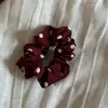 Goma para el pelo de tela de lunares rojos de Año Nuevo con costuras elegantes y detalles de puntos, Cinchuelo versátil para coleta