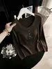 Suéter de punto de cuello bajo otoño/invierno 2026, elegante y ajustado, perfecto como capa base para mujer, con un tacto sofisticado y de alta gama.