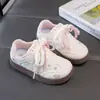 Zapatos casuales de moda y versátiles para niñas, nueva colección primavera/verano 2026, zapatos infantiles de suela blanda estilo Forrest Gump, cómodos zapatos de entrenamiento alemanes para niños mayores