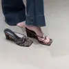 Sandalias de Tanga de Leopardo Modernas para Mujer con un Diseño Relajado, Elegantes Tacones de Cuña Altos