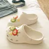 Chinelos Casuais Modernos de Nicho Versáteis com Cabeça de Maçã 3D Verão EVA Solado Grosso Respiráveis Sapatos de Praia com Furos