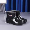 Botas de lluvia negras de altura media, antideslizantes e impermeables, 27 cm de alto, botas de agua para protección laboral, zapatos impermeables, zapatos de goma de caña media, zapatos de trabajo con suela negra