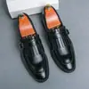 Mocasines con hebilla transfronterizos, estilo retro europeo y americano, con borlas, para uso de negocios y casual, zapatos de cuero para hombre sin cordones