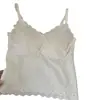 Camisola francesa de encaje sin espalda con sujetador incorporado, una pieza versátil que se puede usar como capa interior, capa exterior o como top independiente, ofreciendo transpirabilidad y un hermoso diseño en la espalda