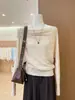 Toma real: Elegante top de punto con cuello de lazo y hombros descubiertos estilo francés para mujer, top casual y relajado de manga larga para otoño