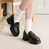 Un par de zapatos de mujer de estilo retro con suela gruesa, perfectos para primavera y otoño, con un diseño inspirado en el británico, mocasines y un tacón grueso.. Disponible en dos colores: marrón