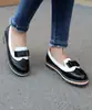 Sapatos femininos estilo britânico novo com padrão de asa esculpida, combinação de cores, para primavera e outono, com laço, boca rasa, camada única, salto baixo, tamanhos 40-43, sapatos de comércio exterior